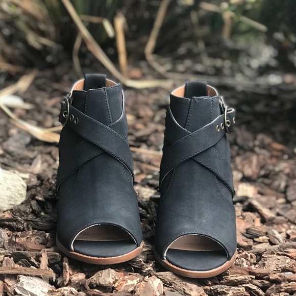 Black peep toe criss cross strap booties w buckle - Picture 3 of 8